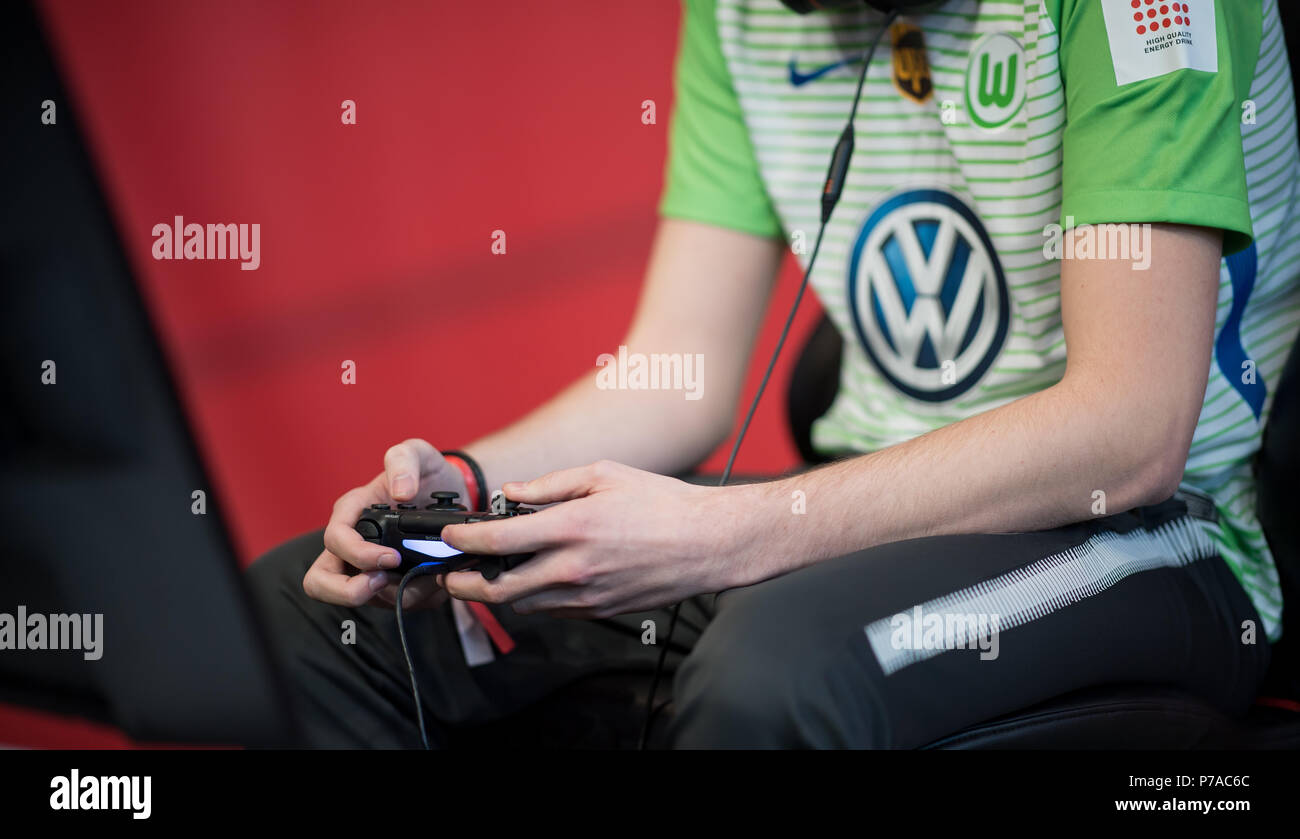 Alemania, Dortmund. 31 Mar, 2018. Final de la Bundesliga virtual 2017/2018.  Jugador del VfL Wolfsburg Timo Siep sentado en frente de un monitro y  sosteniendo un controlador de PS4 en sus manos.