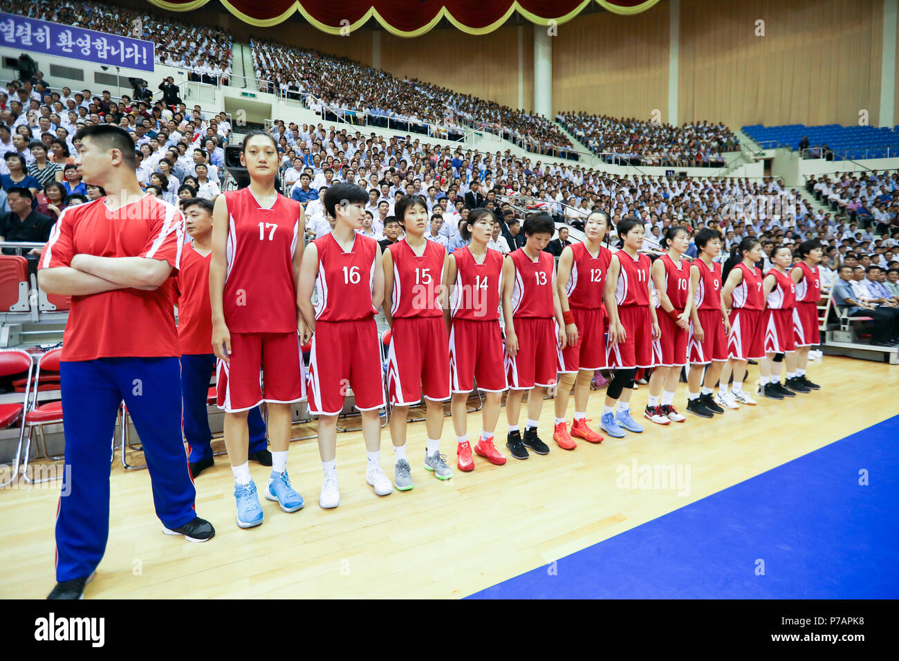 Baloncesto amistoso intercoreano coinciden, Julio 5, 2018 : línea de  jugadores de Corea del Norte antes de su inter-coreanas amigable del  baloncesto coinciden al Ryugyong Chung Ju-yung gimnasio en Pyongyang, Corea  del