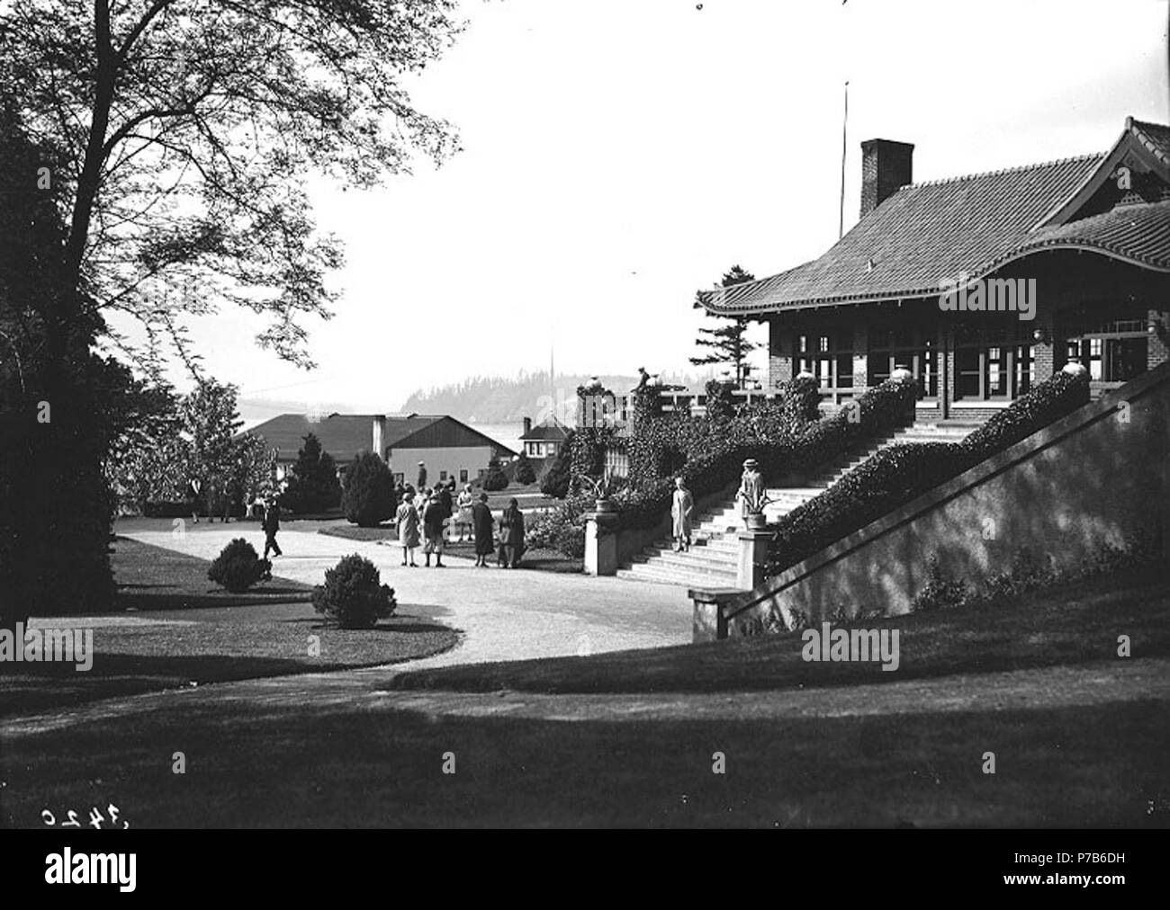 . Español: Casa de la estación, el parque Point Defiance Park, Tacoma, Washington, ca. 1915 . Inglés: Construido en 1914 como una estación de tranvía, posiblemente para el ferrocarril de Tacoma y Power Co., se convirtió en un área de espera de autobuses en 1938. Fue remodelado en el año 1963 como un centro de reuniones sociales. Fue restaurado en 1988 y ahora se llama la Pagoda .;;en el manguito de negativo: "Pt. Defiance Park. Casa de la estación' sujetos (LCTGM): Parques--Washington (estado)--Tacoma sujetos (LCSH): Point Defiance Park (Tacoma, Washington); las terminales (transporte)--Washington (estado)--Tacoma; edificios de estacionamiento--Washington (estado)--; Tacoma Tacoma Foto de stock