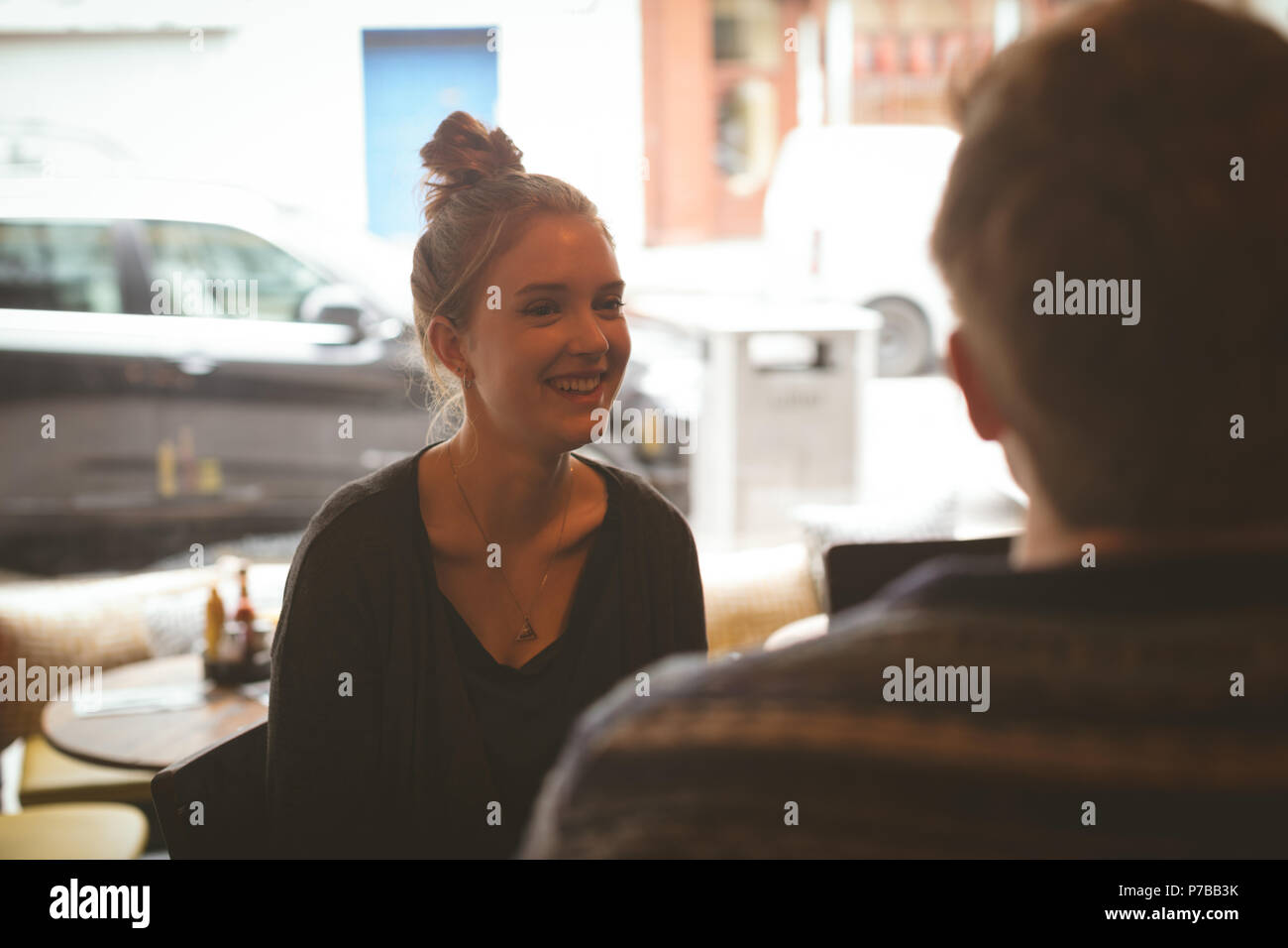 Mujer hablando al hombre en la cafetería Foto de stock