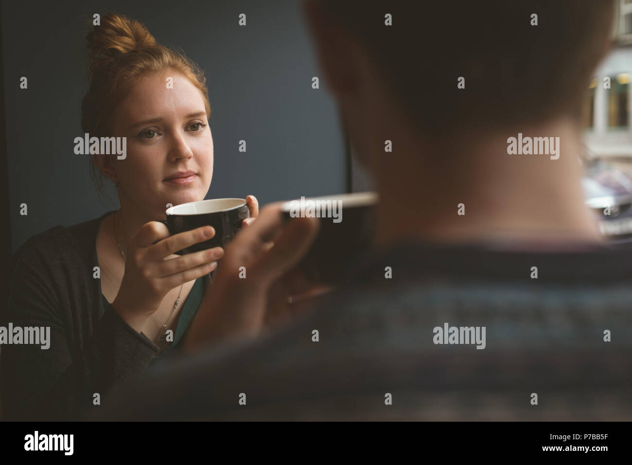 Bella mujer hablando con un hombre en la cafetería Foto de stock