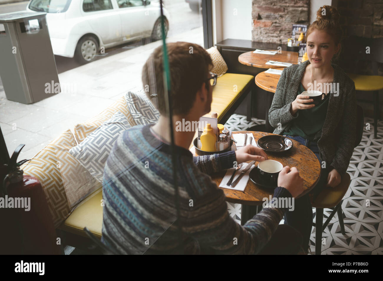 Par hablando sobre el café en el café Foto de stock