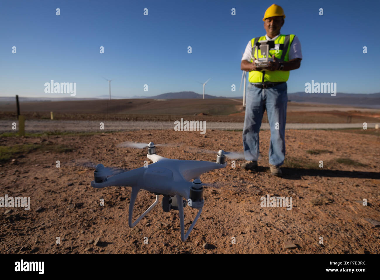 Ingeniero controla un drone con un controlador Foto de stock