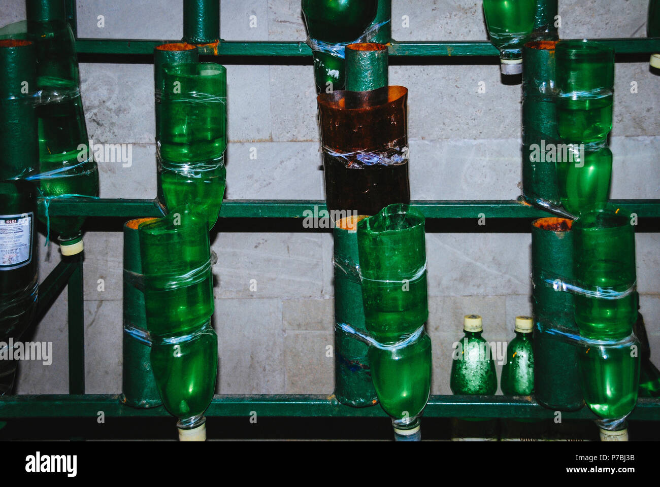 Cortar botellas de plástico verde colgado boca abajo se llenó con agua en  Tbilisi, Georgia Fotografía de stock - Alamy