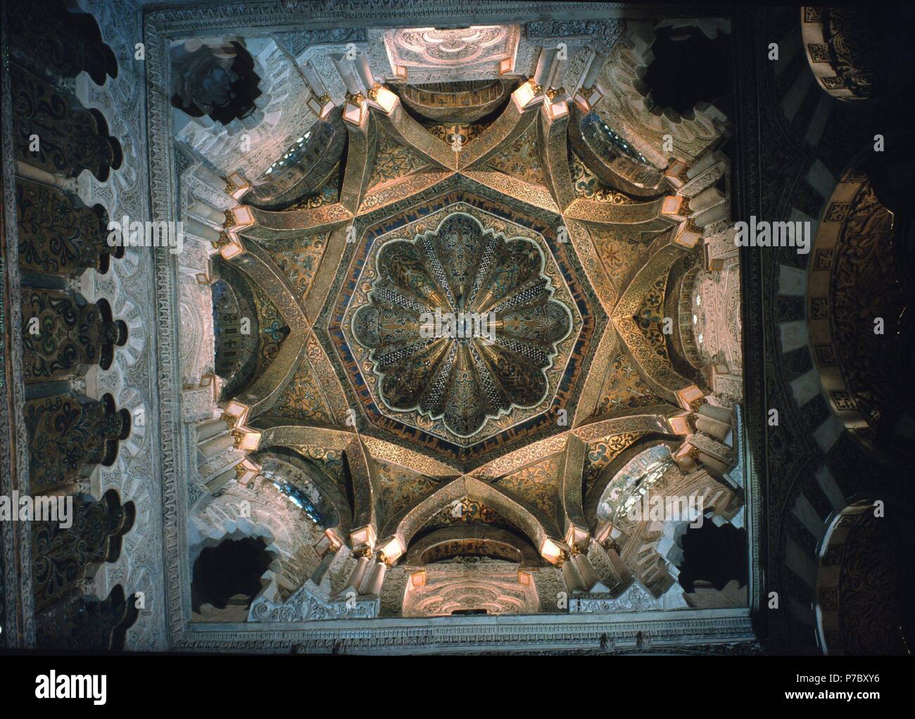 Cúpula gallonada del vestíbulo que precede al Mihrab, mosaico bisantino  Fotografía de stock - Alamy