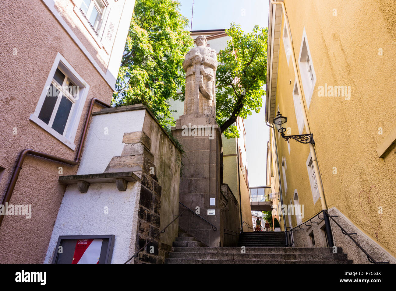 Baden-Baden, Alemania. Jesuitenstaffeln, una calle de la Ciudad Vieja (Altstadt), con una estatua de Otto von Bismarck, primer canciller del Imperio Alemán Foto de stock