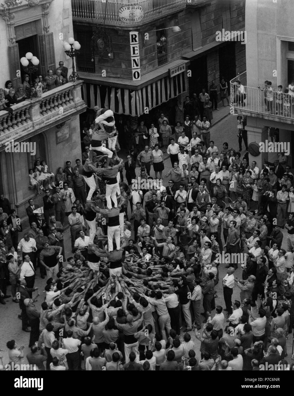Barcelona. Los castellers levantando una torre humana en Vilafranca del Penedés. Año 1968. Foto de stock