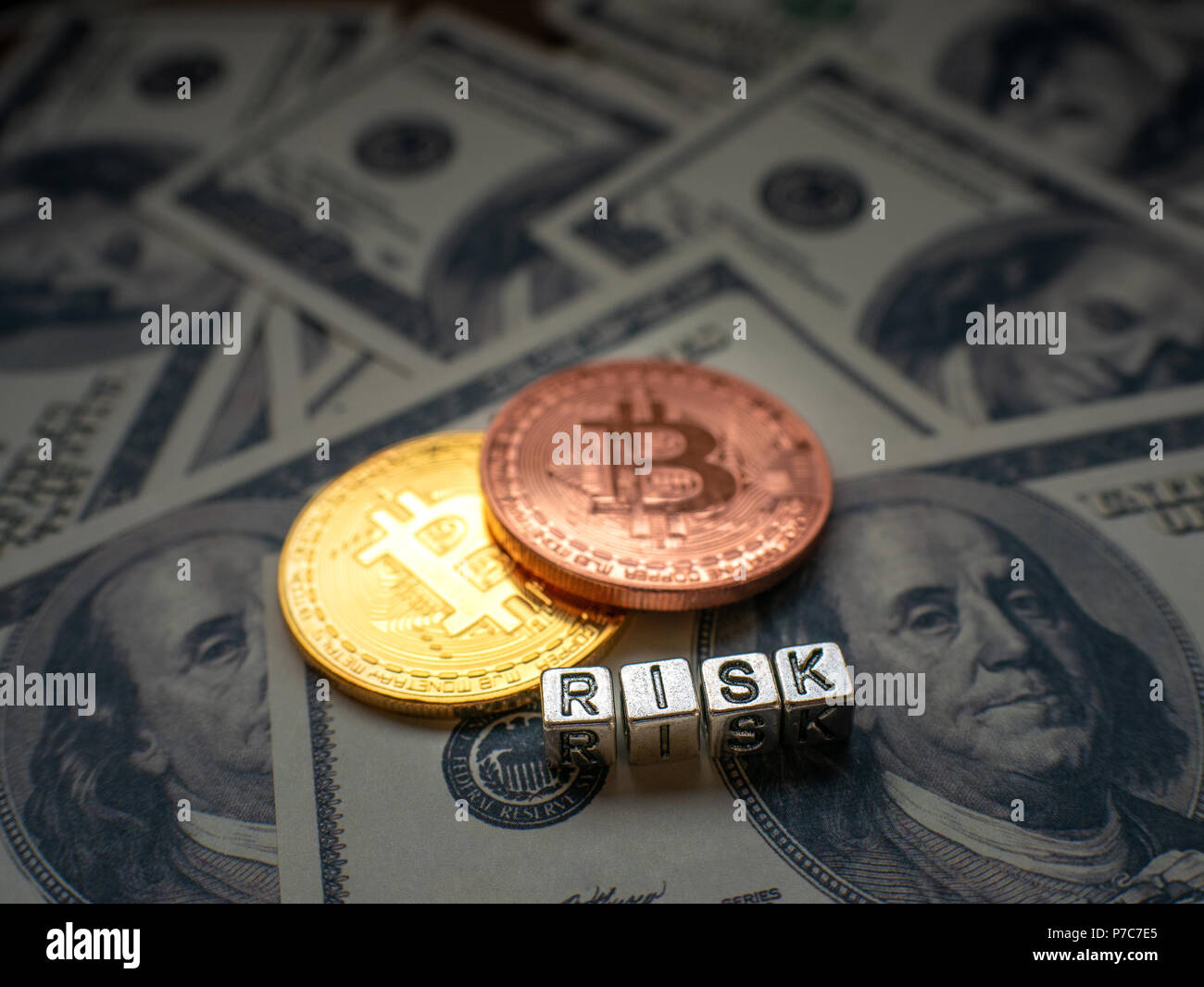 Bitcoins, nuevo concepto de dinero virtual.Oro bitcoins con el nombre de riesgo y antecedentes de dólares'. Icono de monedas de oro con la letra B. Minería o blockchain techno Foto de stock