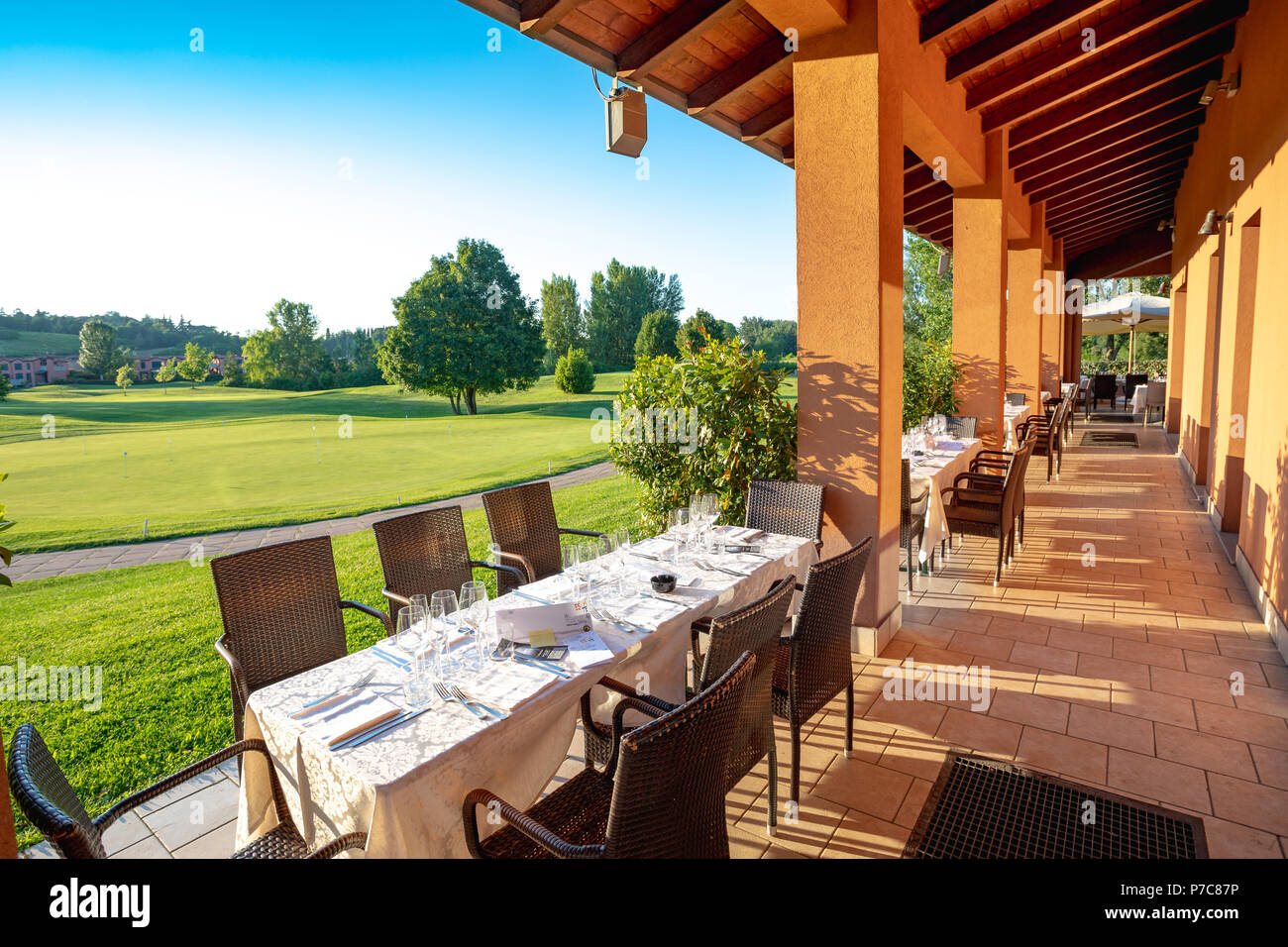En la terraza del restaurante golf club Le Fonti en Castel San Pietro Terme, Italia Foto de stock