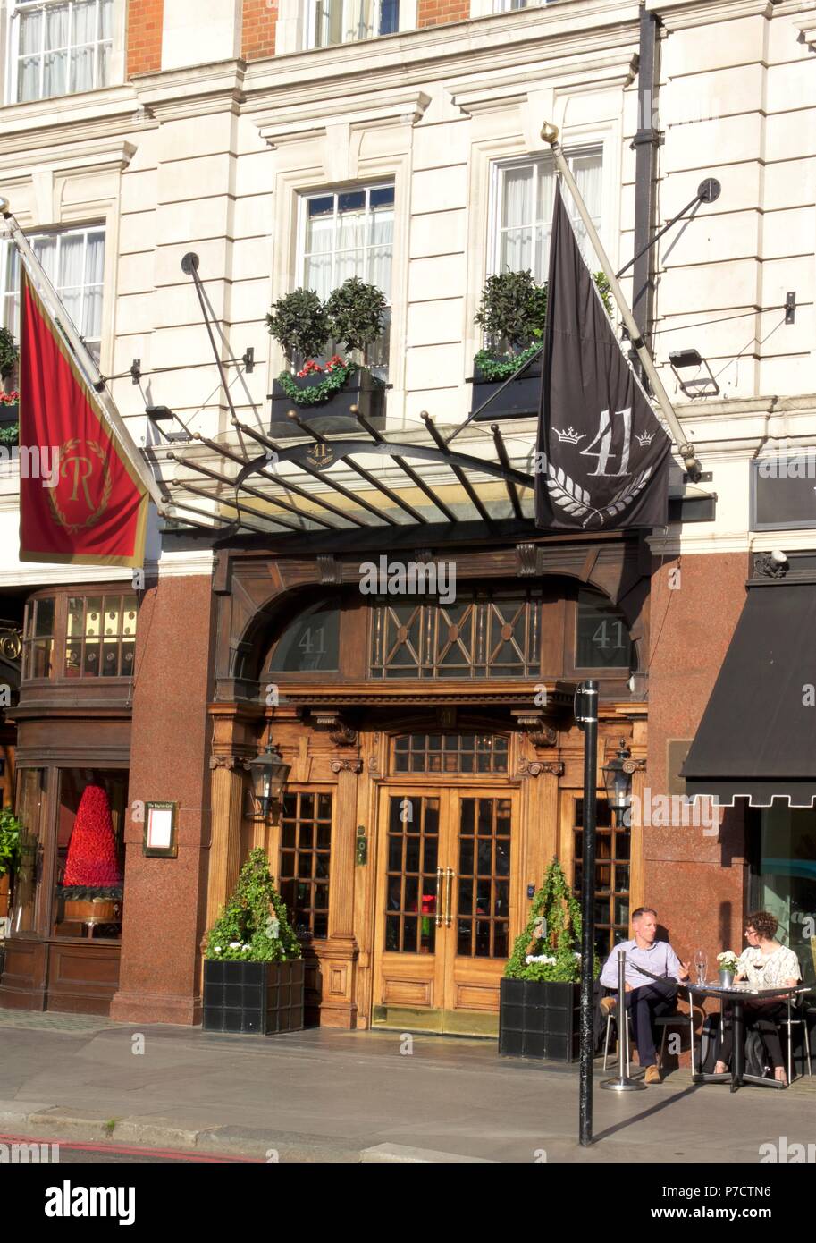 La entrada de 5 estrellas, Hotel con encanto, boutique y de lujo en 41 Buckingham Palace Road, Victoria, de Londres, que es parte de la colección del hotel clavel rojo Foto de stock