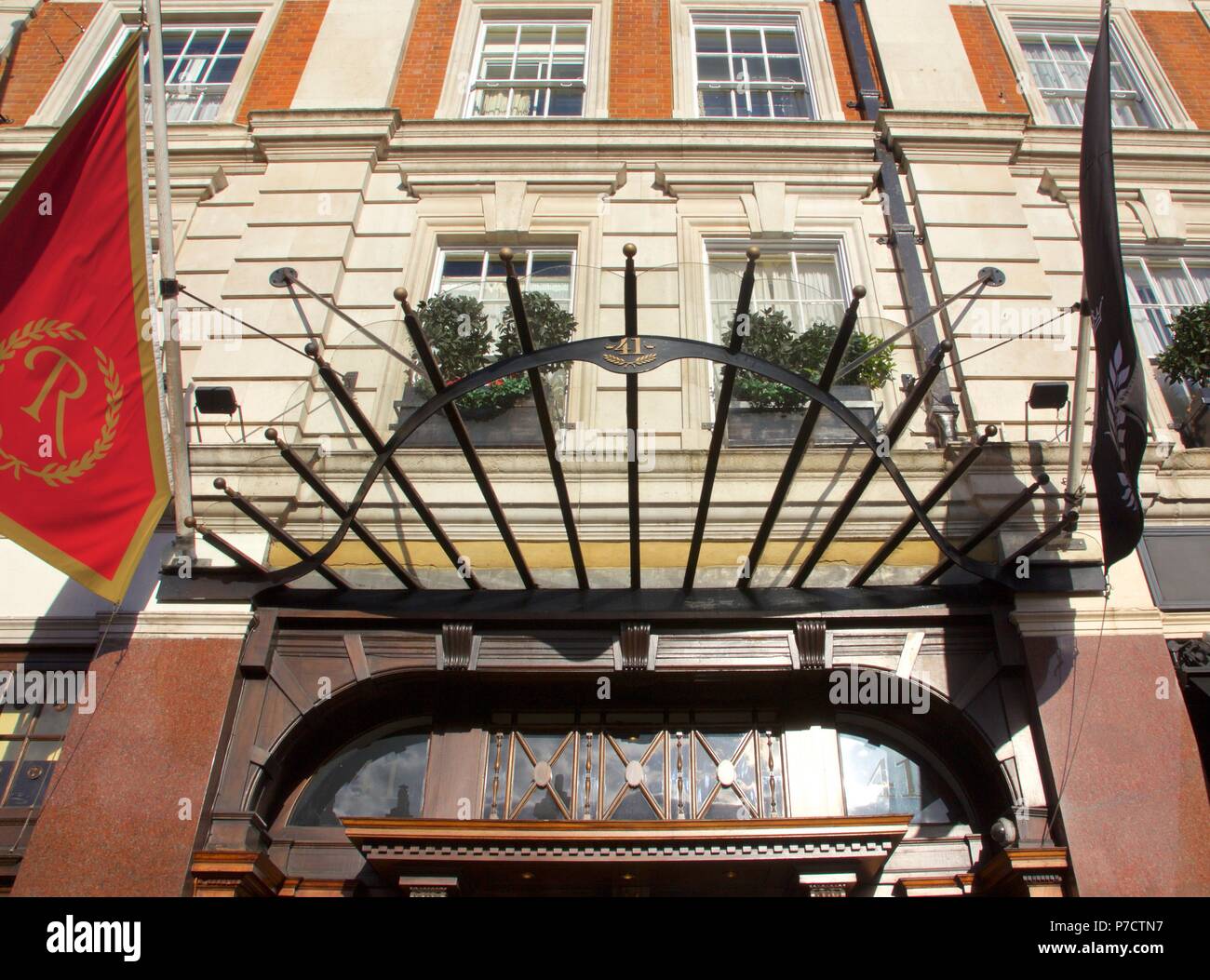La entrada de 5 estrellas, Hotel con encanto, boutique y de lujo en 41 Buckingham Palace Road, Victoria, de Londres, que es parte de la colección del hotel clavel rojo Foto de stock