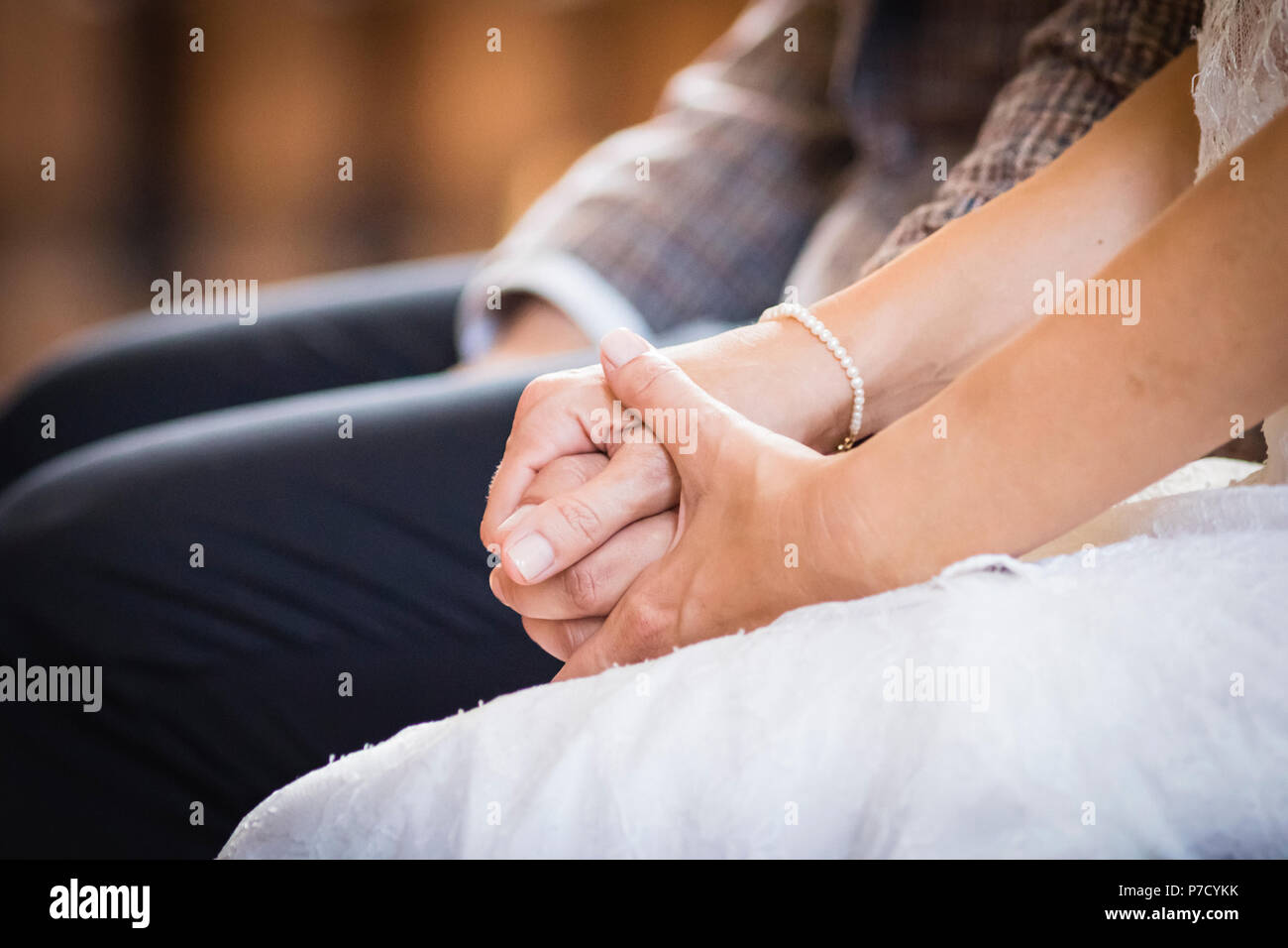 Manos entrelazadas pareja de novios de boda Fotografía de stock - Alamy