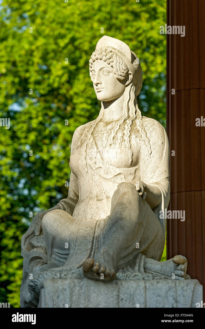 La escultura de mármol de la diosa Higía por Hans Dammann, templo redondo en Elisabethenbrunnen, jardín spa Foto de stock