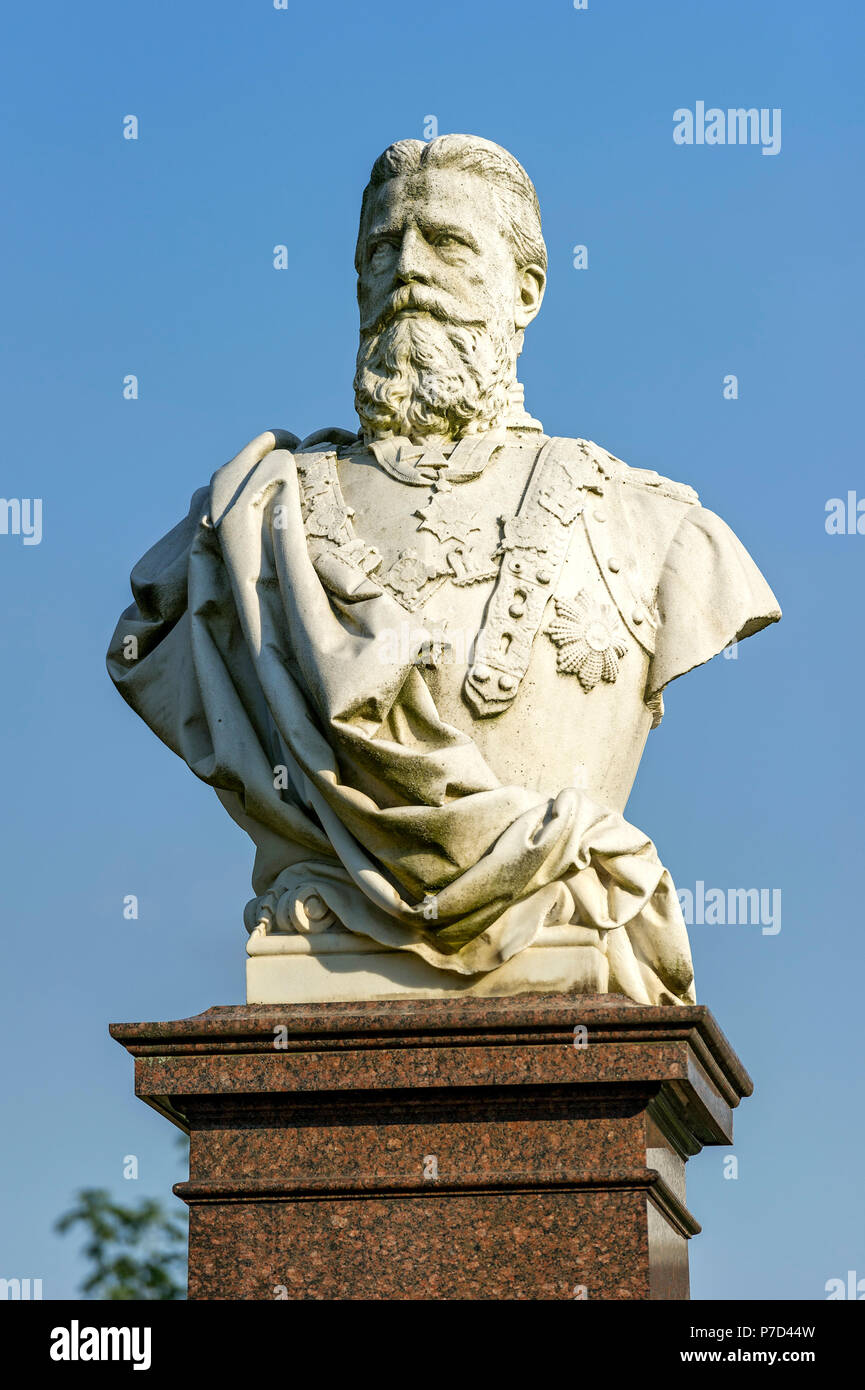 Busto de mármol, memorial al Rey y el emperador Federico III, jardín spa de Bad Homburg vor der Höhe, Hesse, Alemania Foto de stock