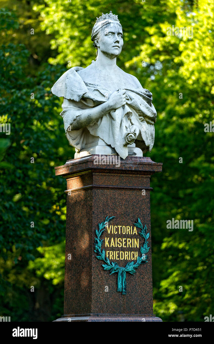 Busto de mármol, Memorial a la Reina y Emperatriz Victoria, jardín spa de Bad Homburg vor der Höhe, Hesse, Alemania Foto de stock