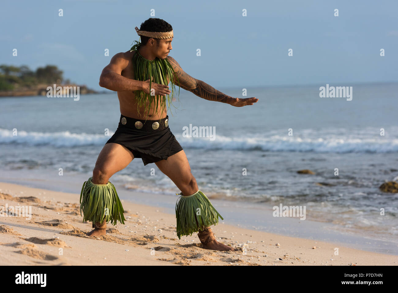 Macho bailarina de Bomberos realiza en la playa. Foto de stock