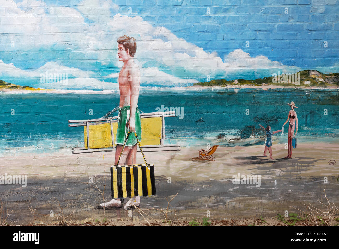Hombre en natación enlaces ir a la playa, de trompe l'oeil de pintura mural por Gregor Wosik y Danila, Streetart Shumelev Foto de stock