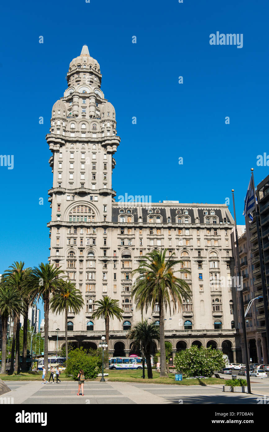 Palacio Salvo en estilo Art Deco, la Plaza de la Independencia, Montevideo, Uruguay Foto de stock