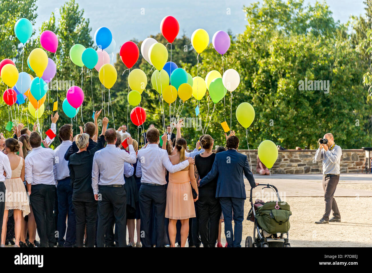 Fotógrafo toma fotos de una reunión festiva con globos de colores, Bad Homburg vor der Höhe, Hesse, Alemania Foto de stock