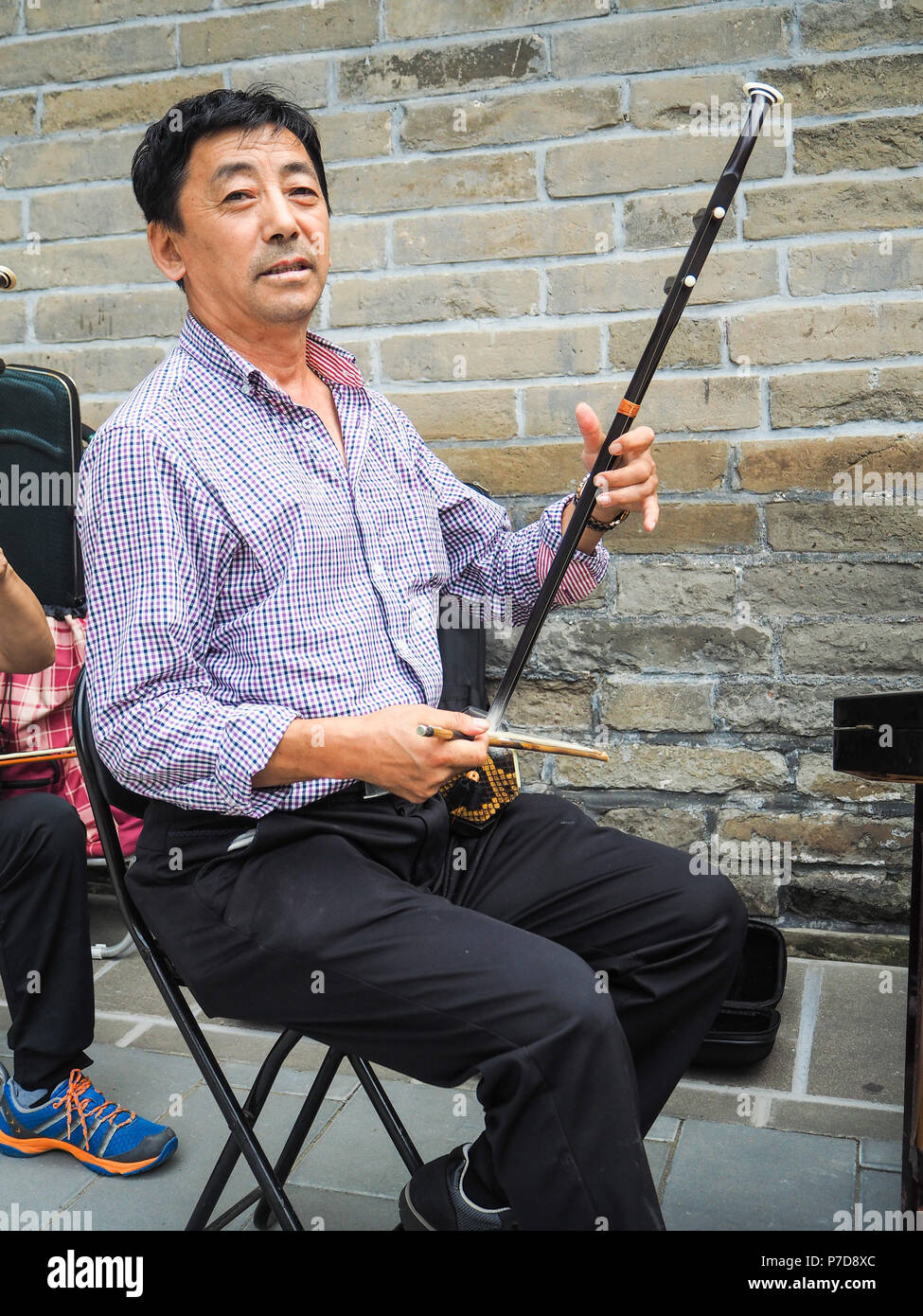 Beijing, China - Septiembre 2017: hombre chino tocando el violín chino  llamado erhu ensemble en una pequeña piscina en el Templo del Cielo  Fotografía de stock - Alamy