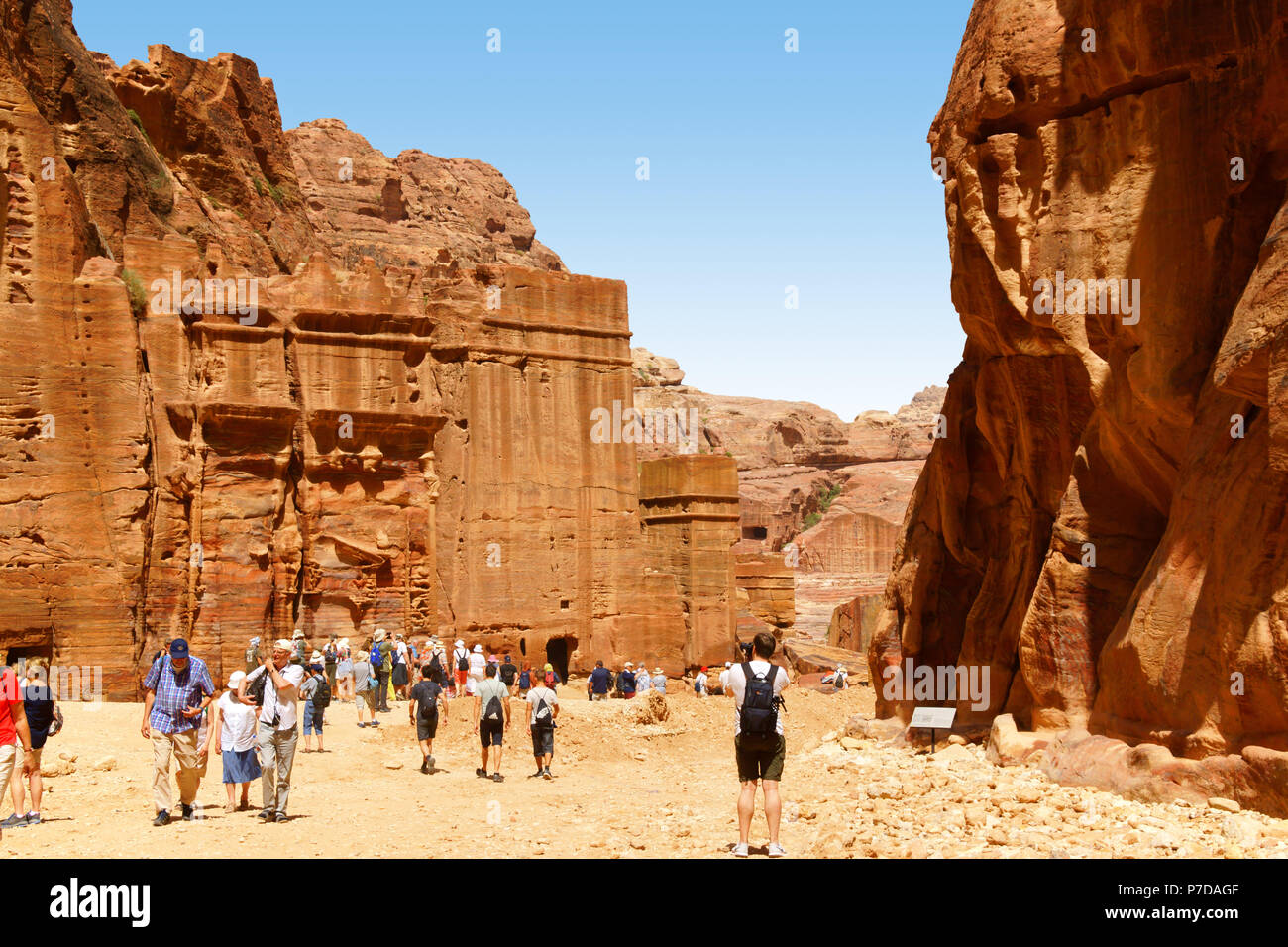 Petra, Jordania - Mayo 3, 2018: tumbas talladas en la roca en Petra, la antigua capital del reino nabateo. Foto de stock