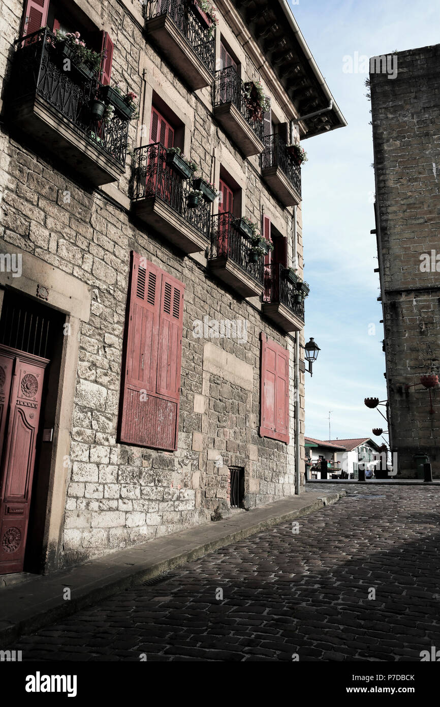 Edificio histórico en el casco antiguo de Hondarribia en el norte de España Foto de stock