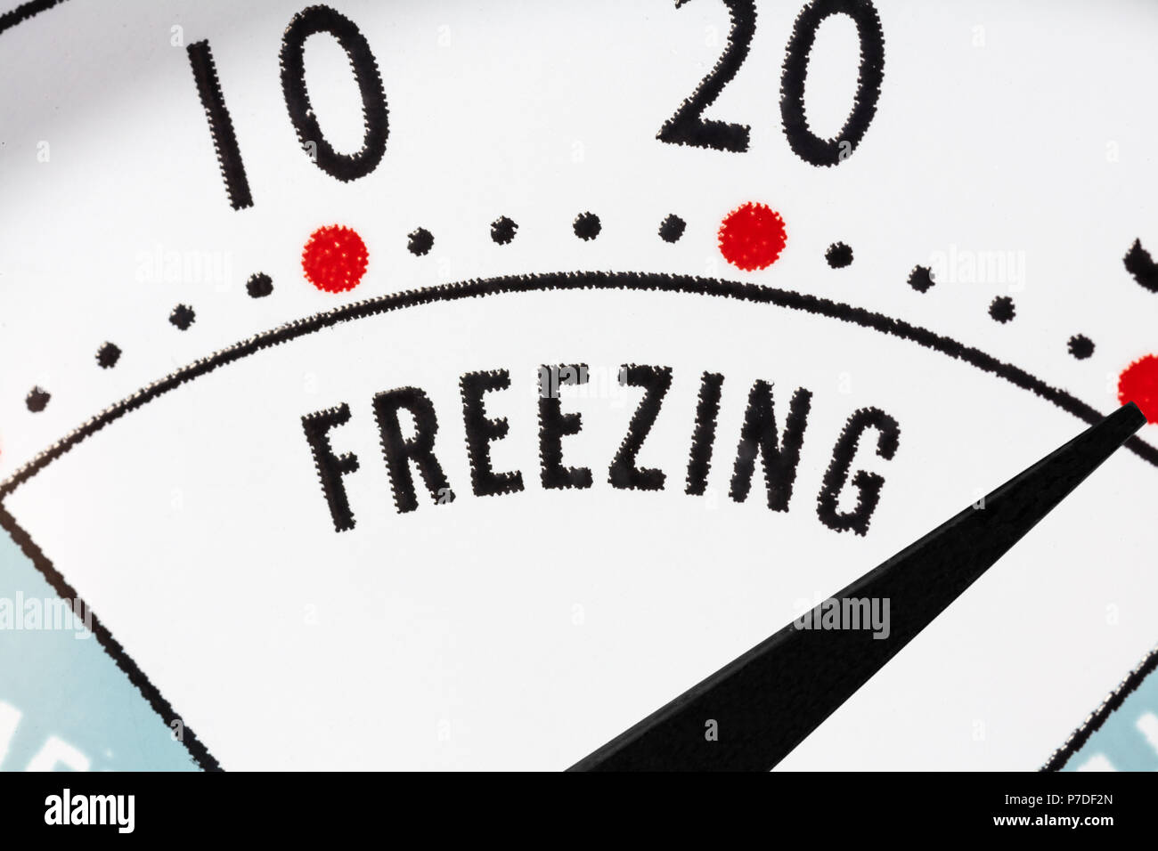 Zona de congelación termómetro para refrigerador cerca de macro detalle. Foto de stock