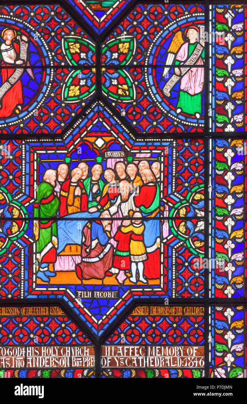 Un colorido vitral en la catedral de Lincoln, Inglaterra, ilustrando