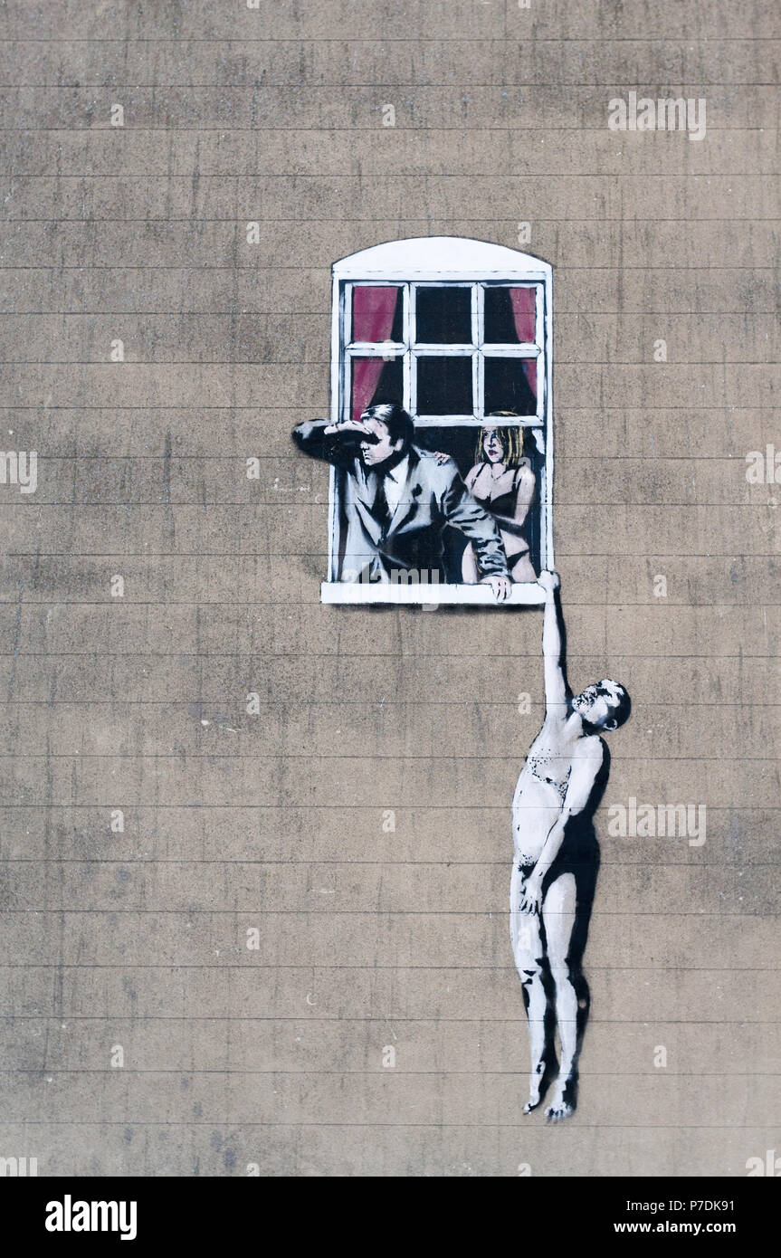 La infame labor por Banksy conocido como amante y bien dotado, hombre  desnudo colgando de la ventana, o simplemente Naked Man. Esta pieza es  visto desde la calle Park, Bristol Fotografía de