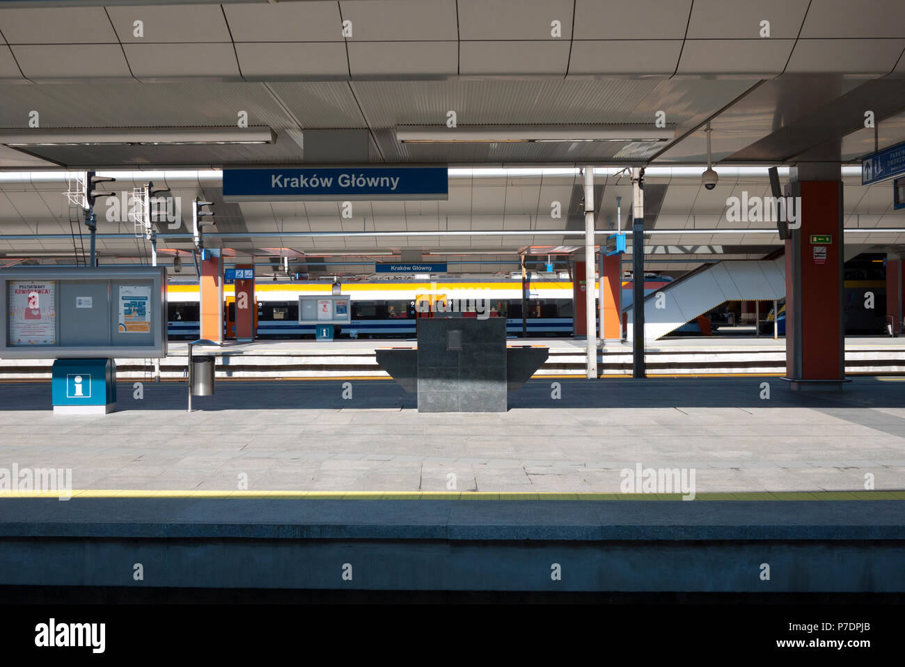 La Estacion Central De Trenes De Cracovia Cracovia Polonia Europa Fotografia De Stock Alamy