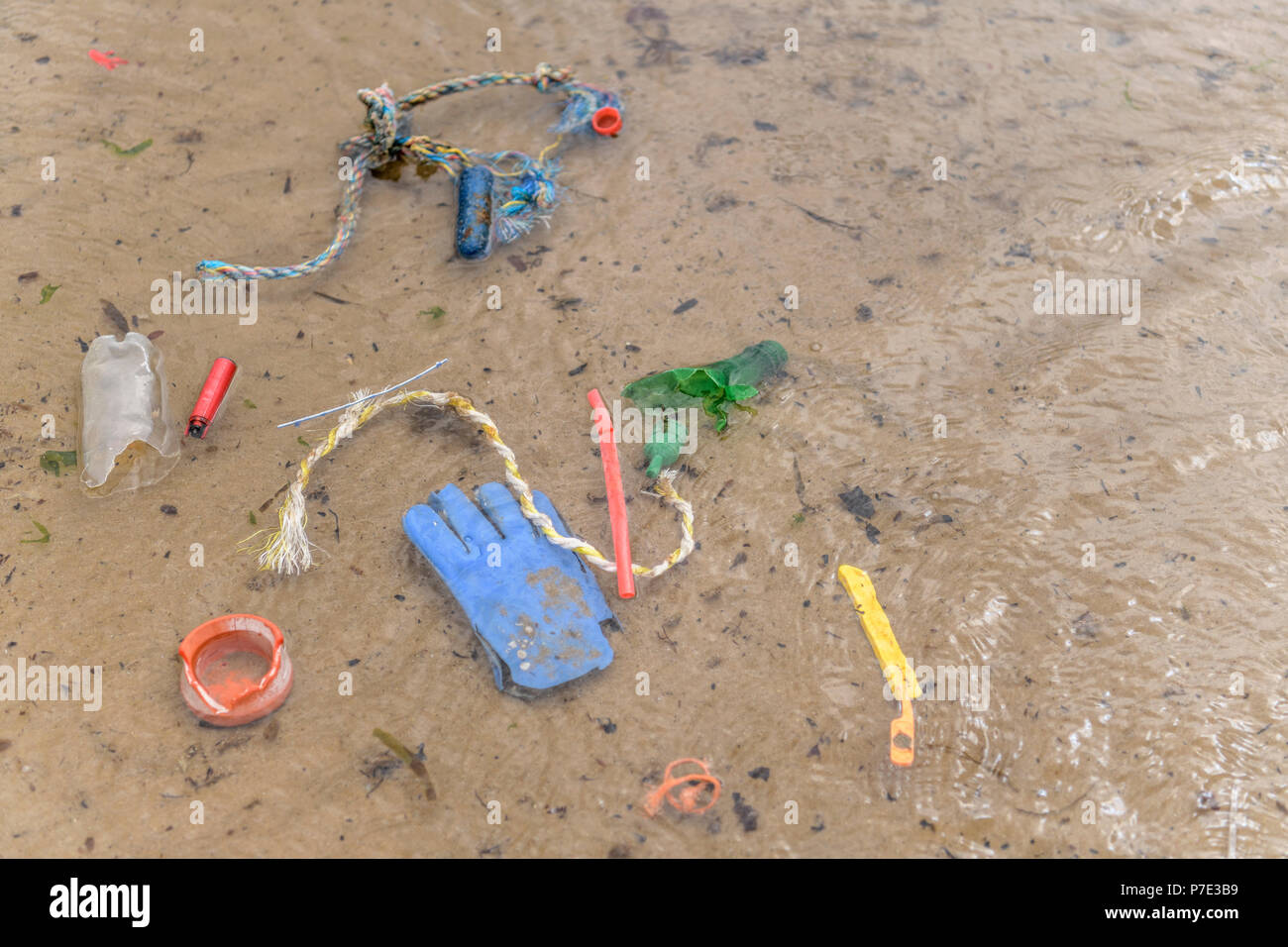 La contaminación superficial de plástico en el agua del mar, al Noreste de Inglaterra, Reino Unido. Foto de stock