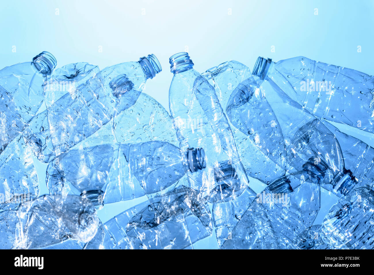 Bodegón de botellas de plástico, fuente de contaminación Foto de stock