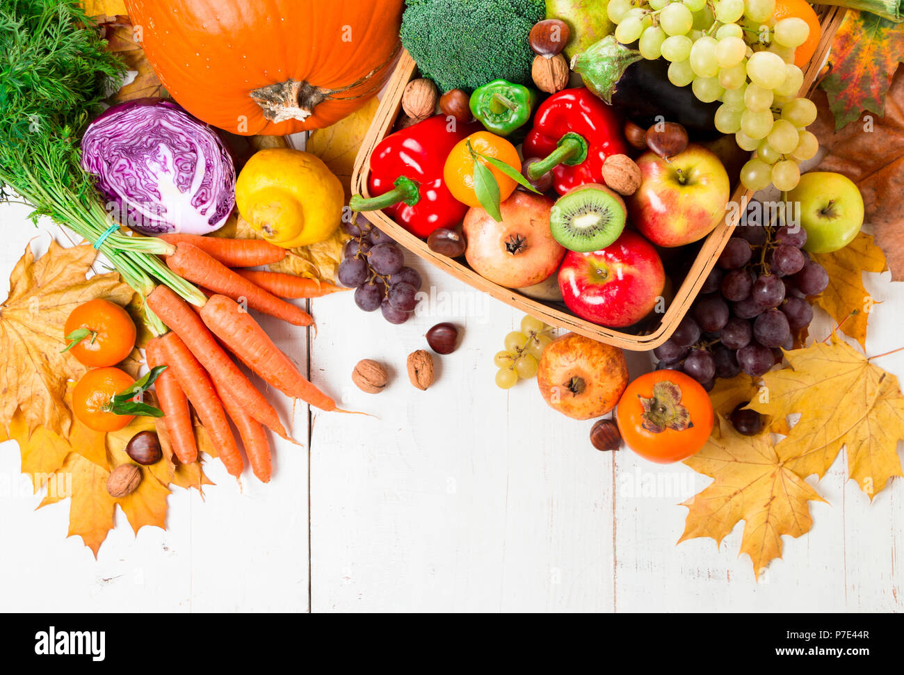 Surtido de verduras de otoño fresco y maduro y frutas en una mesa de madera rústica. Vista superior Foto de stock