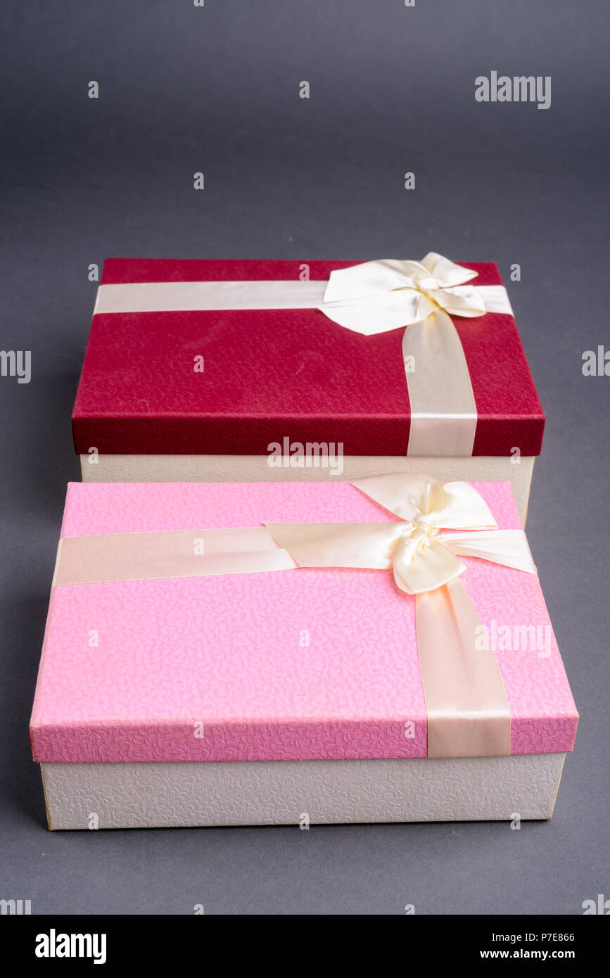 Dos cajas de regalo contra el fondo gris Foto de stock