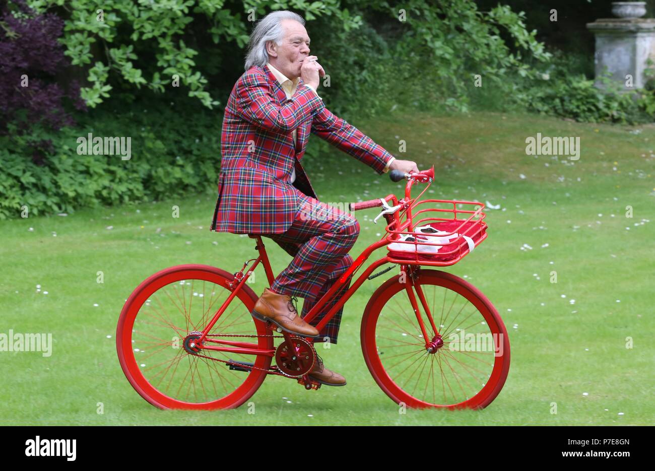El esposo cabalga una bicicleta roja y fuma un cigarrillo Fotografía de  stock - Alamy