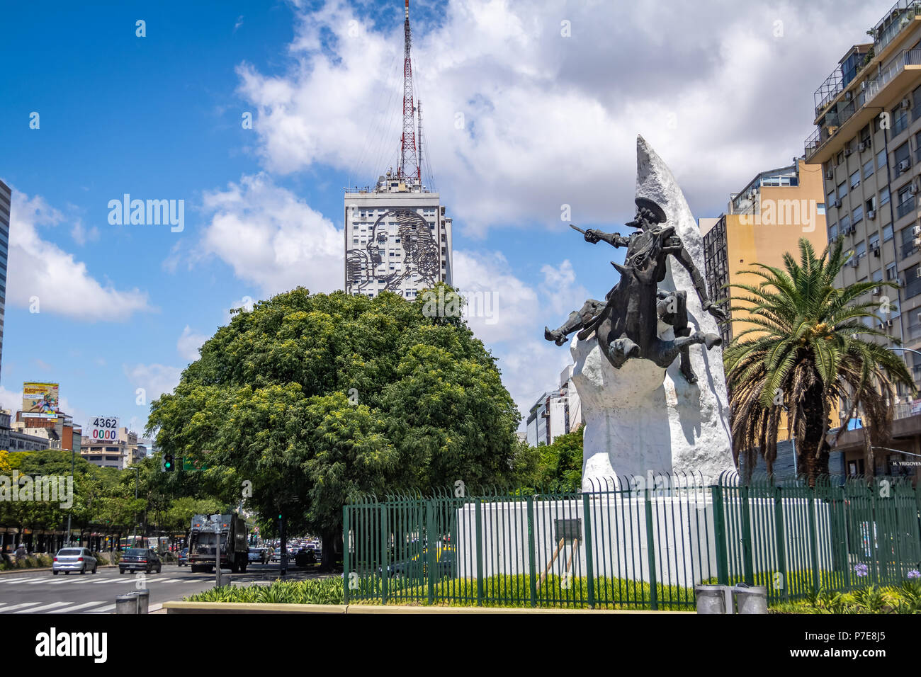Don Quijote de La Mancha monumento por la Avenida 9 de Julio - Buenos Aires, Argentina Foto de stock