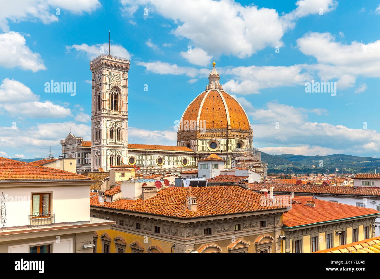 Histórico de Florencia. Santa Maria del Fiore sobre fondo de cielo azul. Famoso destino de Italia. Foto de stock