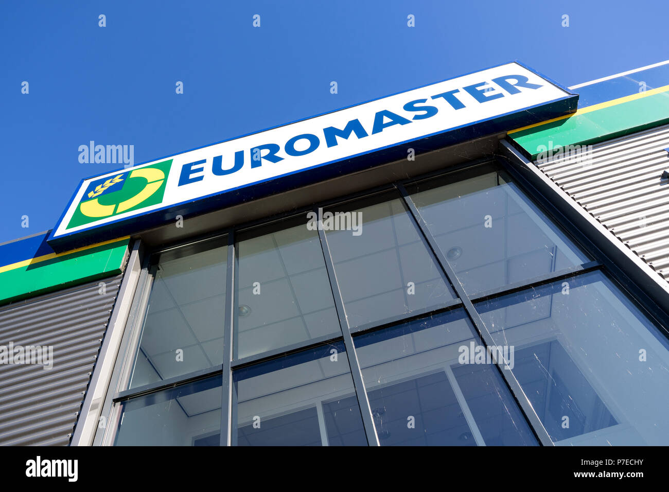 Euromaster firmar en el garage. Euromaster ofrece servicios de neumáticos y el mantenimiento del vehículo en toda Europa y es una filial del fabricante de neumáticos Michelin. Foto de stock