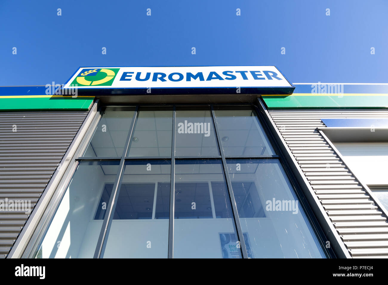 Euromaster firmar en el garage. Euromaster ofrece servicios de neumáticos y el mantenimiento del vehículo en toda Europa y es una filial del fabricante de neumáticos Michelin. Foto de stock