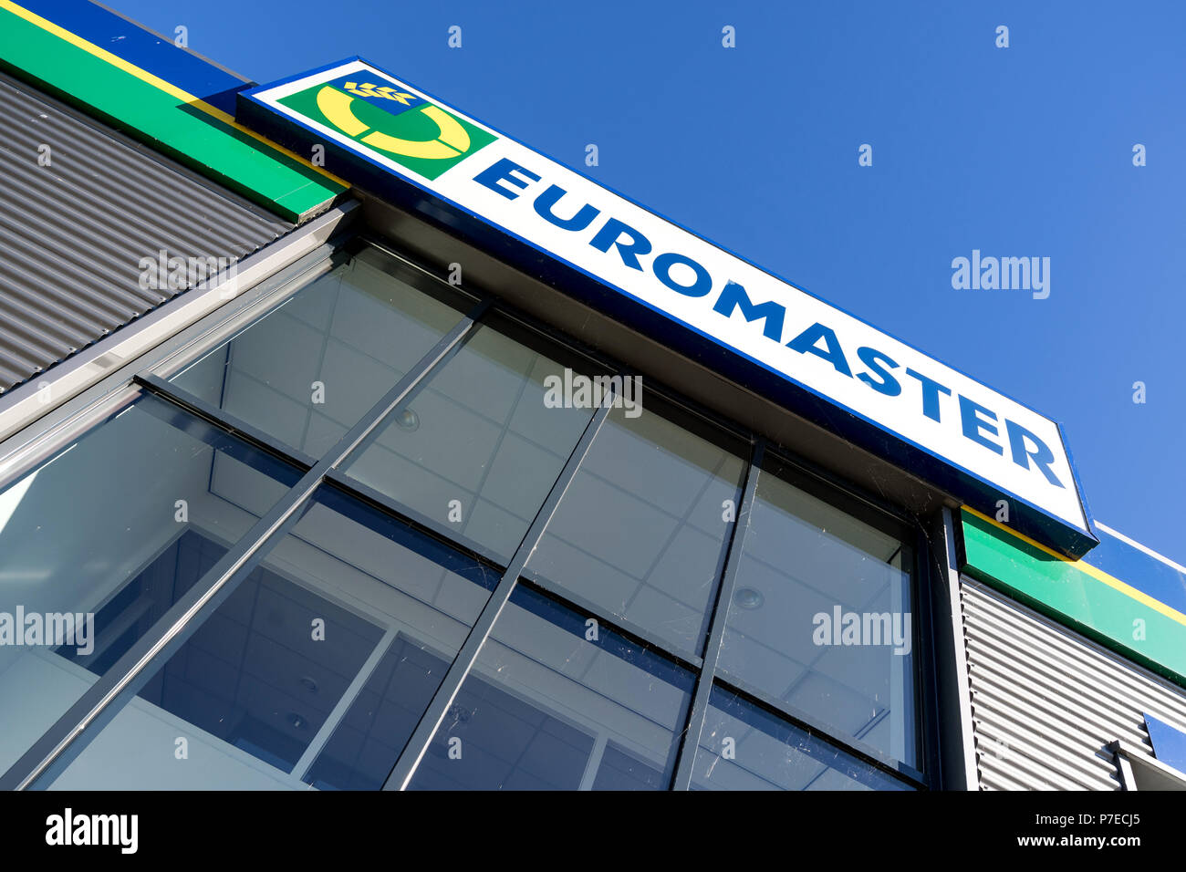 Euromaster firmar en el garage. Euromaster ofrece servicios de neumáticos y el mantenimiento del vehículo en toda Europa y es una filial del fabricante de neumáticos Michelin. Foto de stock