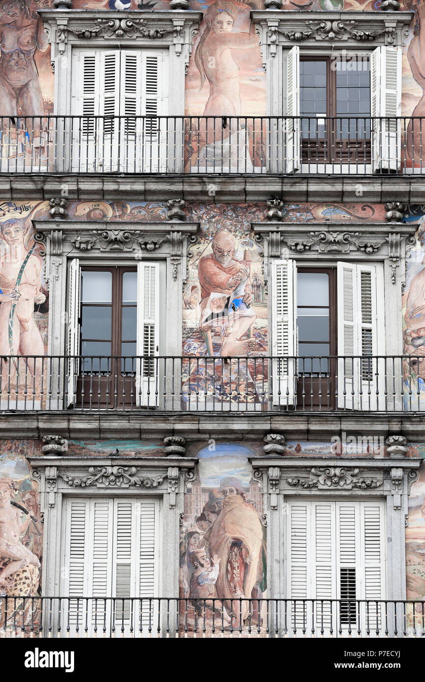 Fachada del edificio de apartamentos cubiertos con murales en Madrid, España Foto de stock