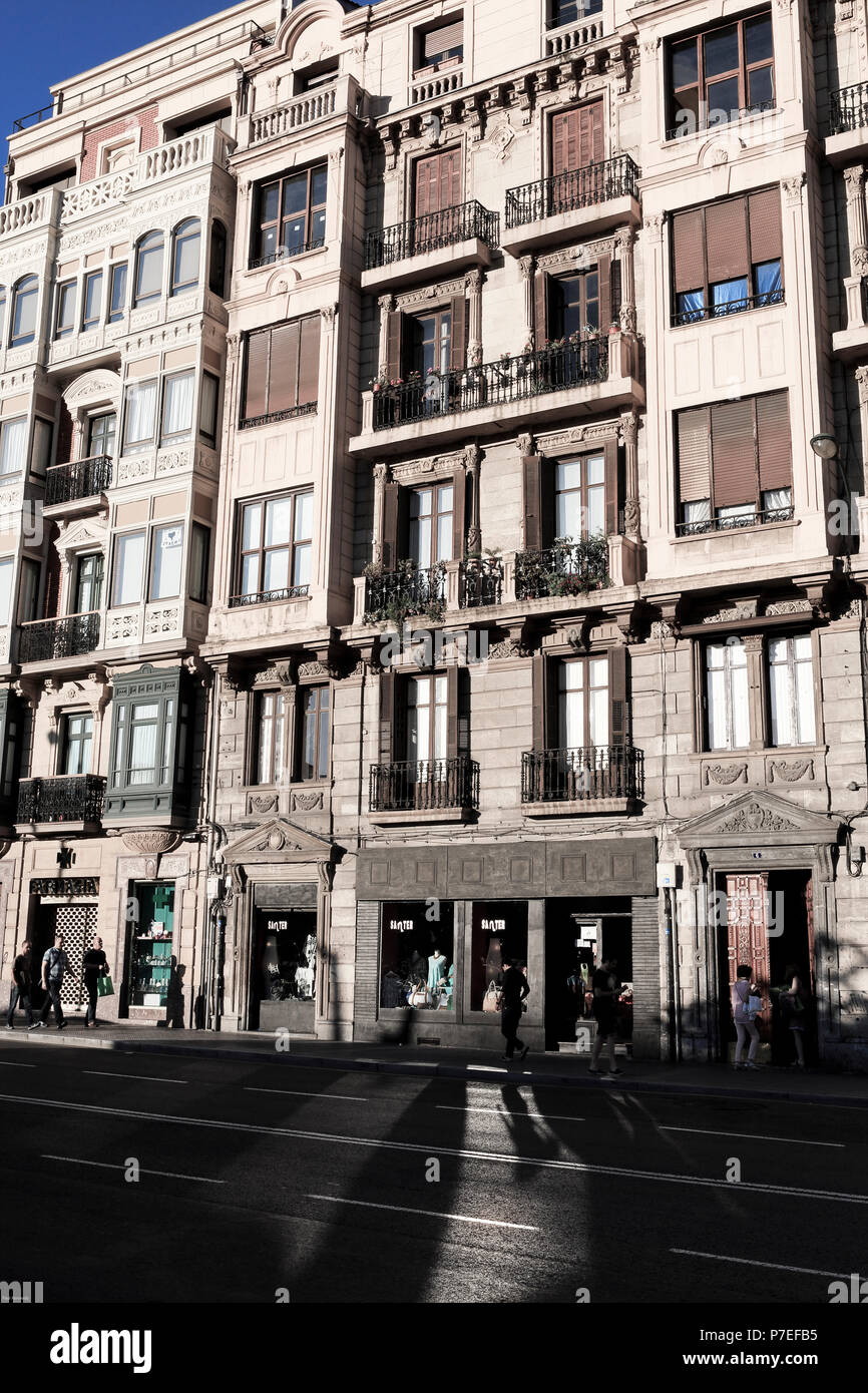 Escena de una calle en Madrid, España Foto de stock