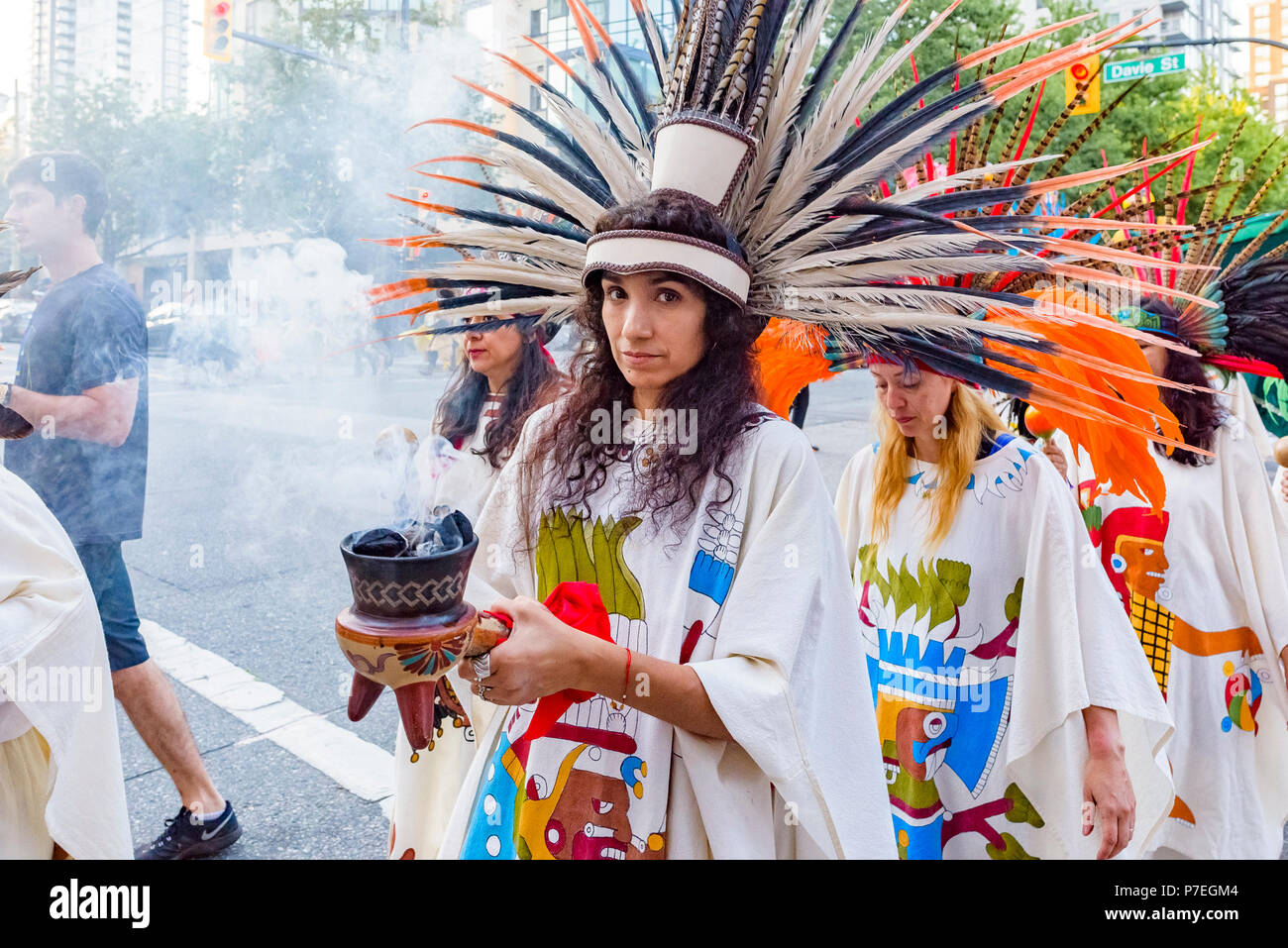 Traje azteca de mujer fotografías e imágenes de alta resolución - Alamy