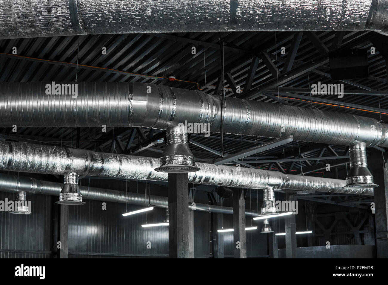 Tubería con cubierta aislante térmico frío industria tubos de aire  acondicionado Fotografía de stock - Alamy