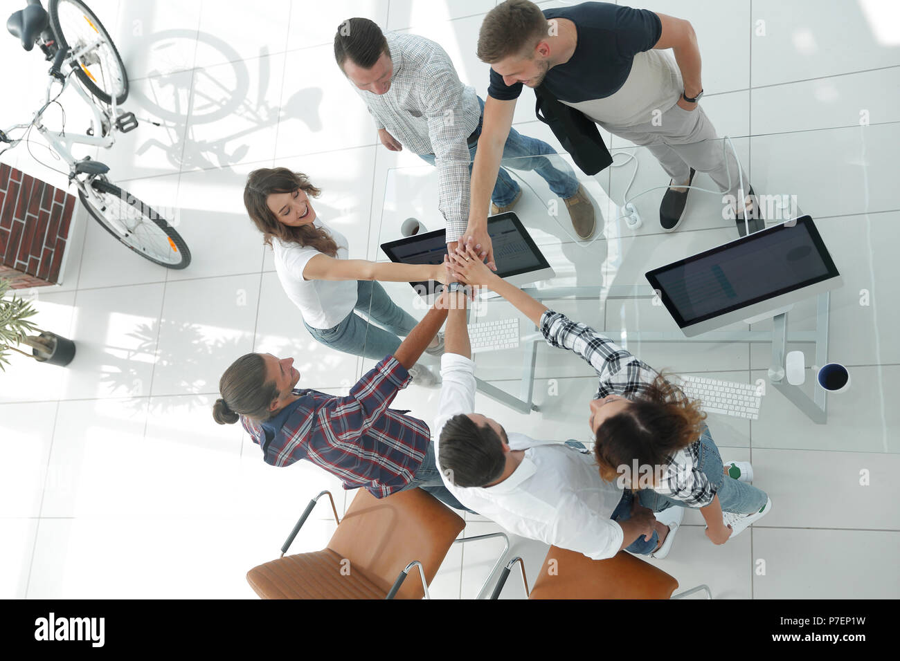 Equipo creativo con las manos entrelazadas juntos. Foto de stock