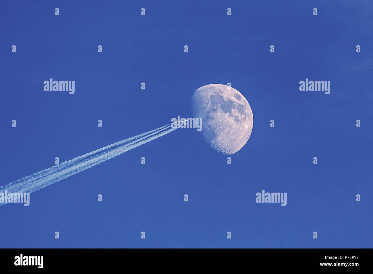Avión moderno con la luna en el cielo azul como fondo, haciendo la ilusión de vuelo del transbordador espacial a la luna. Foto de stock