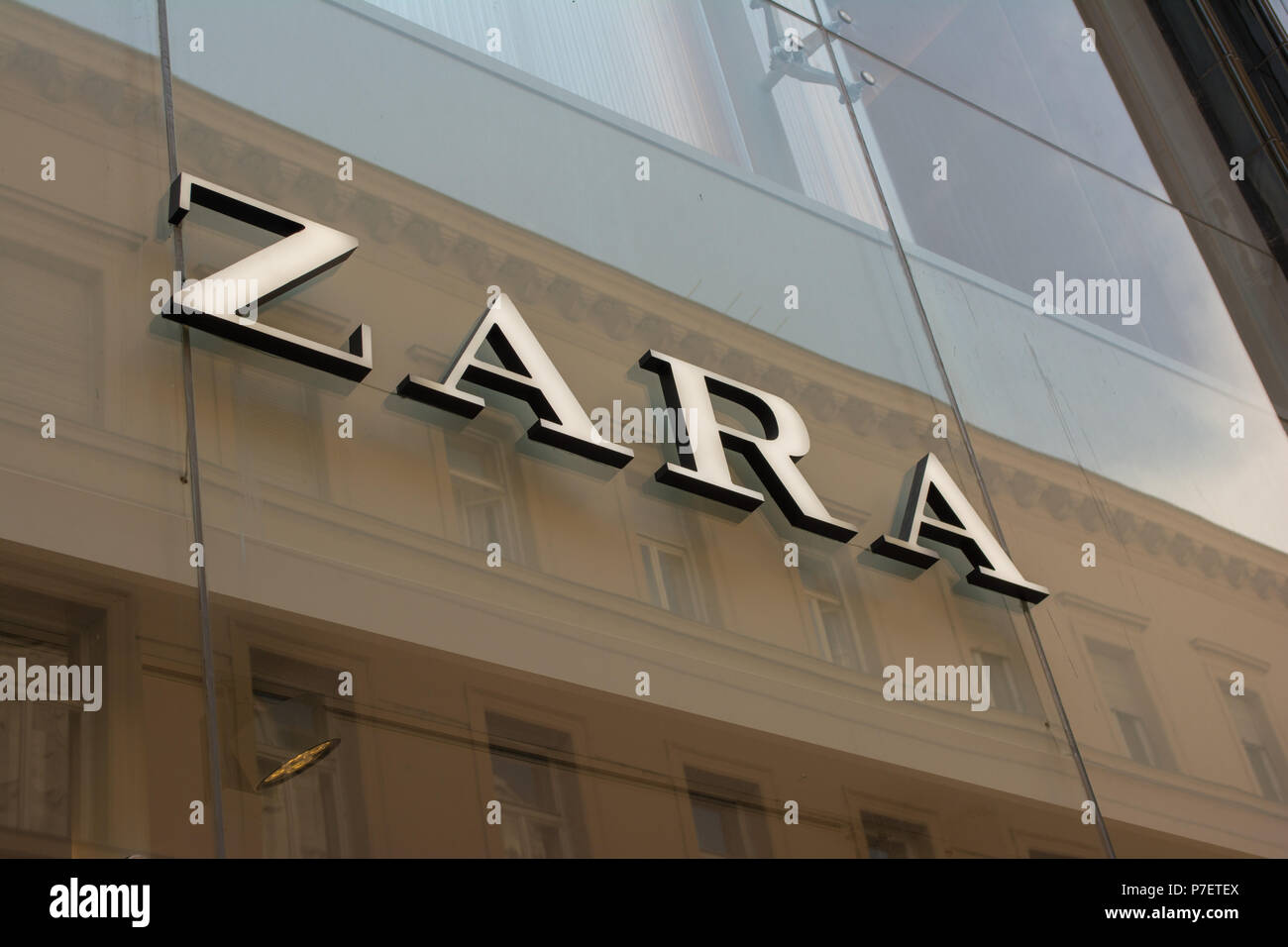 Budapest, Hungría, el 5 de julio de 2018: tienda de Zara en Budapest, en la calle Vaci. Zara es una de las mayores empresas de moda internacional y es el buque insignia de la cadena de almacenes del grupo Inditex. Foto de stock