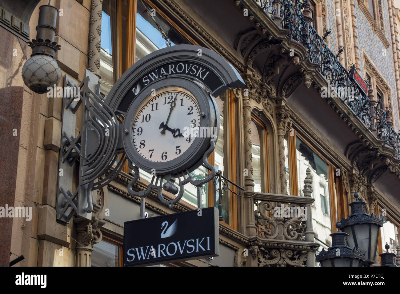 BUDAPEST, HUNGRÍA - Julio 5, 2018: SWAROVSKI tienda de moda. Swarovski es un productor austríaco de crystal con sede en Wattens, Austria. Foto de stock