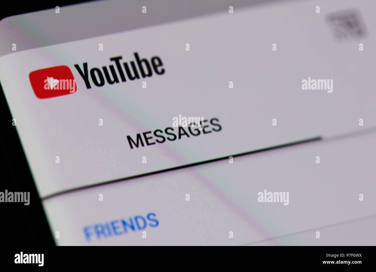 Nueva York, Estados Unidos - 5 de julio de 2018: Youtube menú mensajes en la pantalla del smartphone vista cercana de fondo Foto de stock