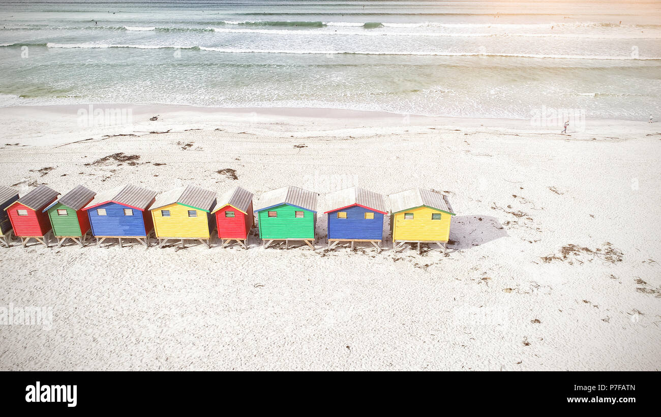 Cabañas de madera multicolores por montaña en Beach Foto de stock